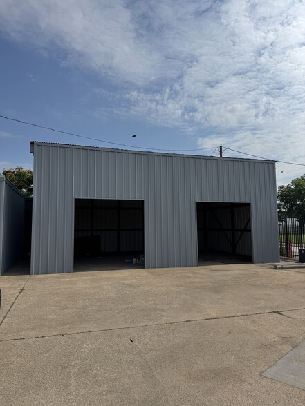 More Photos Of 4746 Memphis St, Dallas Light Distribution For Lease