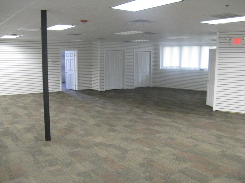 More Photos Of 675 W Shore Rd, Warwick Showroom For Lease