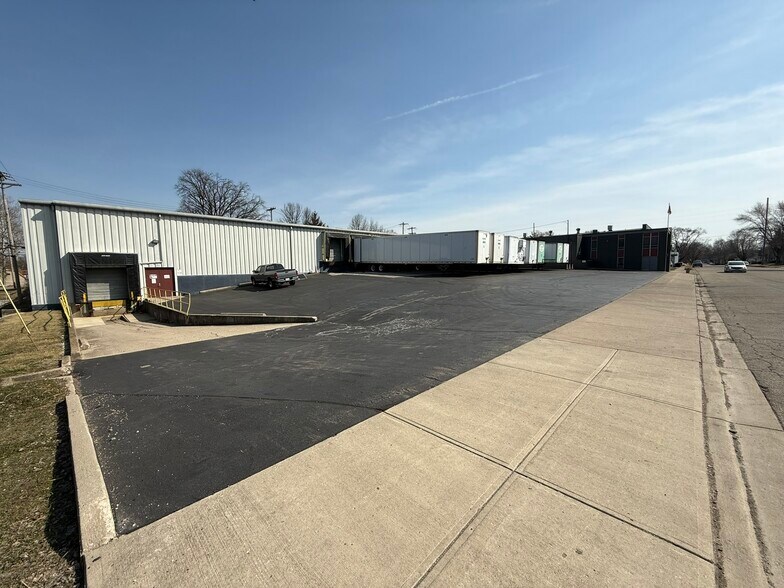 More Photos Of 320 N Fourth St, Tipp City Light Distribution For Lease