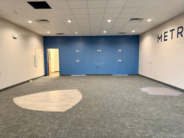 More Photos Of 2688 DeKalb Ave, Sycamore Freestanding For Lease