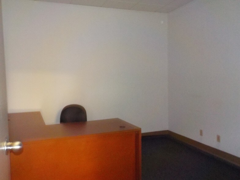 More Photos Of 3700 N 10th St, McAllen Office For Lease