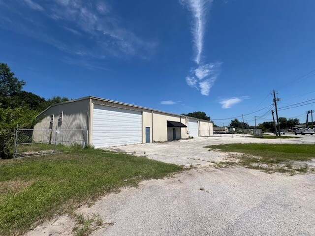 More Photos Of 205 Complex Dr, Lakeland Service For Lease