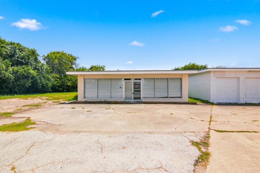 More Photos Of 4107 Port Lavaca Dr, Victoria Showroom For Sale