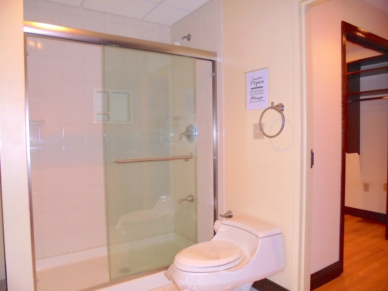 More Photos Of 256 Main St, East Windsor Research And Development For Lease