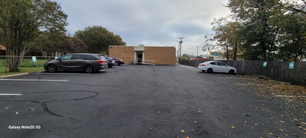 More Photos Of 403-407 N Sylvania Ave, Fort Worth Office For Sale