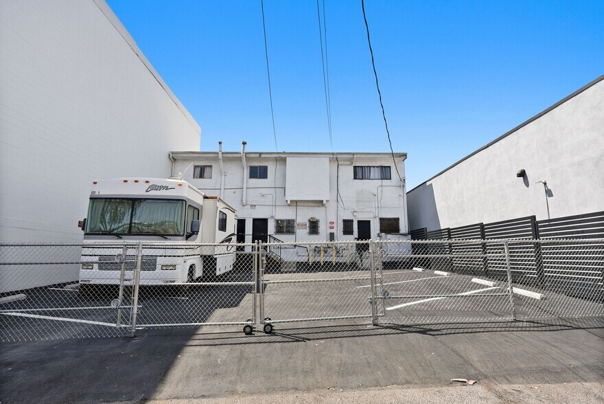 More Photos Of 19621-19623 1/2 Ventura Blvd, Tarzana Storefront Retail Residential For Sale