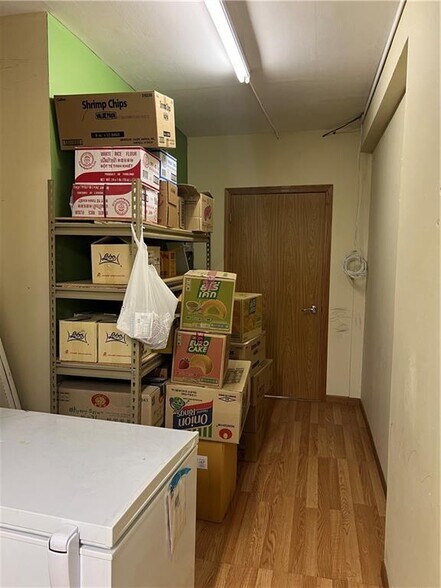 More Photos Of 416 Putnam St, Eau Claire Supermarket For Sale