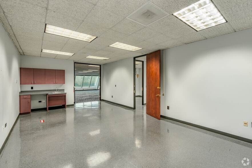 More Photos Of 9140 Arrowpoint Blvd, Charlotte Office For Sale