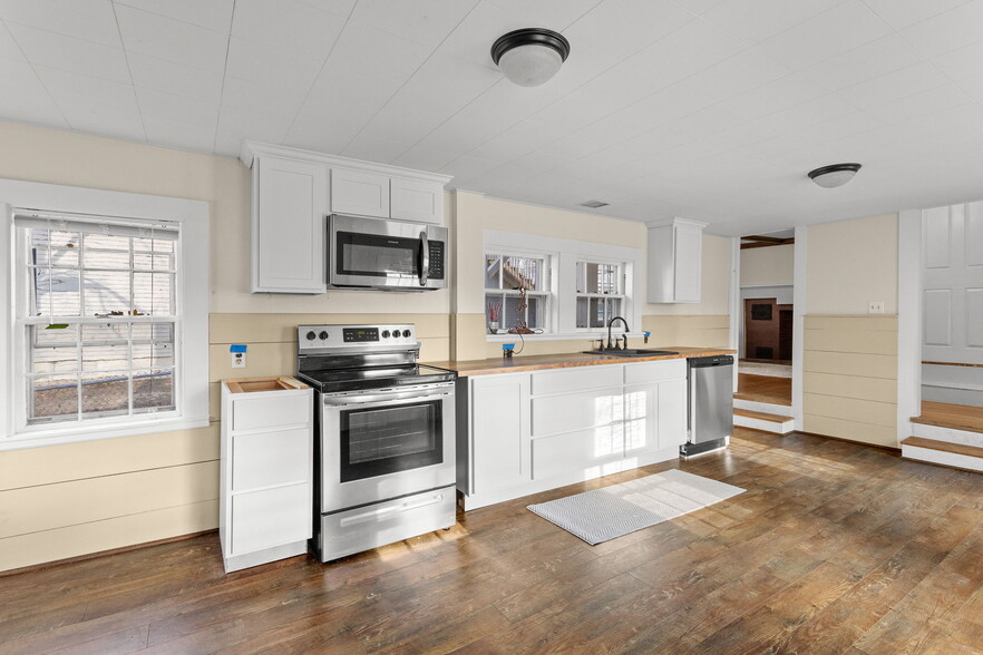 More Photos Of 80 Lafayette Rd, Hampton Falls Freestanding For Sale