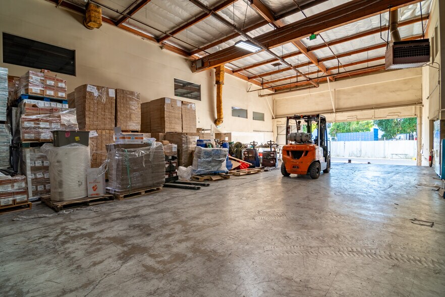 More Photos Of 8321 De Celis Pl, North Hills Warehouse For Lease