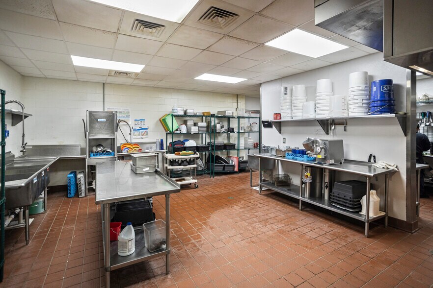 More Photos Of 762 Veterans Pky, Hinesville Restaurant For Sale