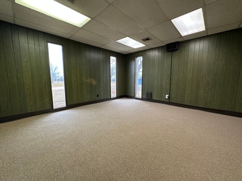 More Photos Of 16 NW 65th St, Oklahoma City Light Manufacturing For Lease