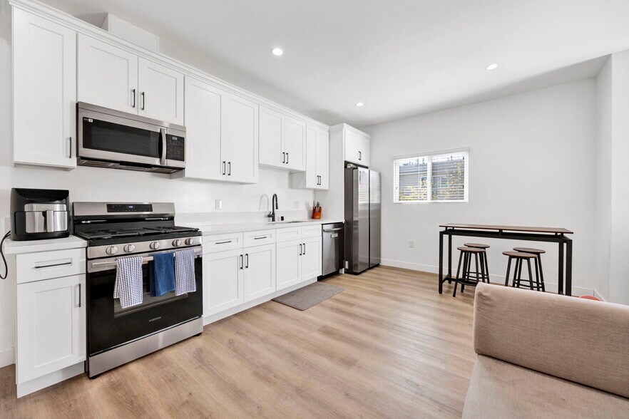 More Photos Of 648 W 30th St, Los Angeles Apartments For Sale
