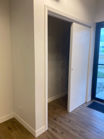 More Photos Of 1881 Commerce Dr, Elk Grove Village Office For Sale