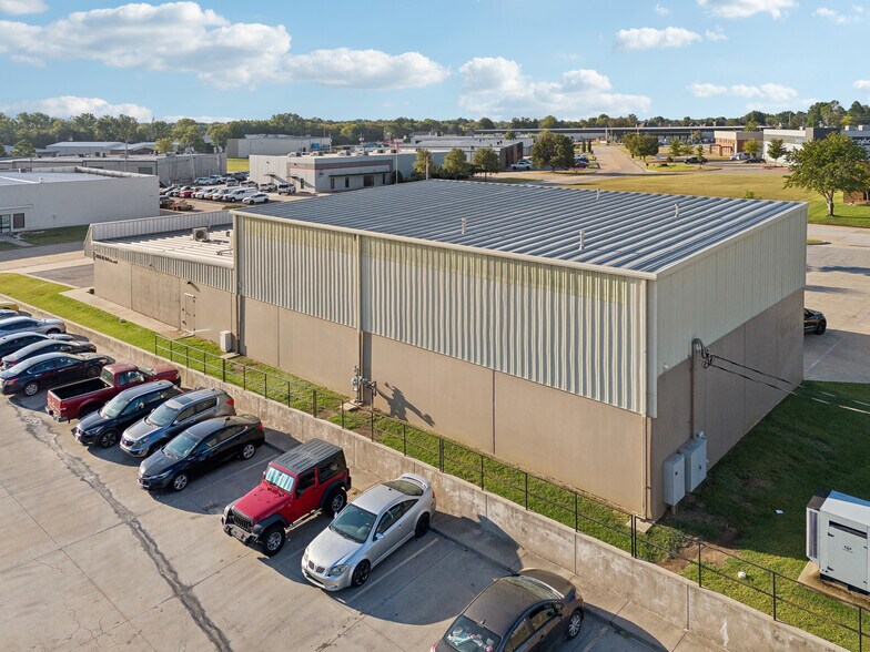 More Photos Of 2005 N Yellowood Ave, Broken Arrow Warehouse For Sale