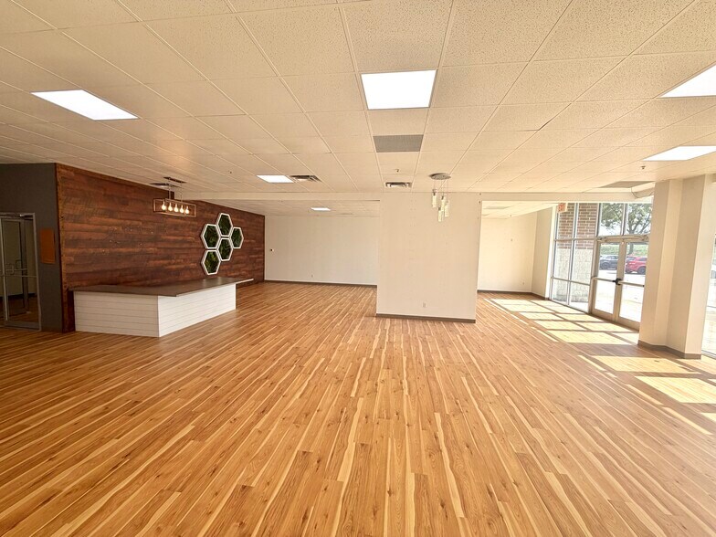 More Photos Of 1805 SE Delaware Ave, Ankeny General Retail For Lease