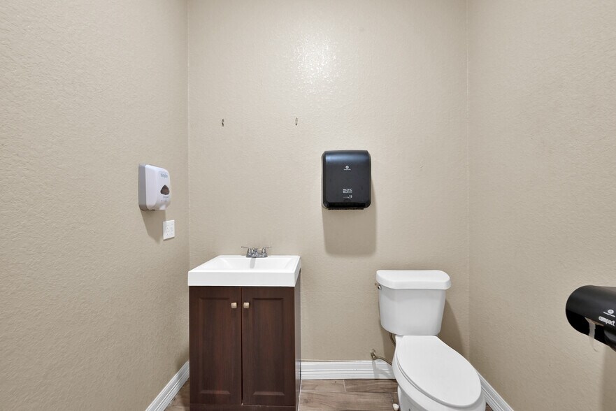 More Photos Of 1988-2000 Airport Rd, Conroe Unknown For Lease