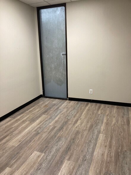 More Photos Of 6677 Rookin St, Houston Storefront Retail Office For Lease
