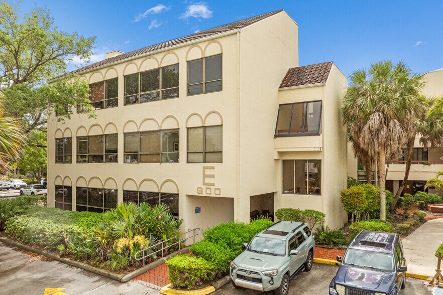 More Photos Of 900 SE Ocean Blvd, Stuart Office For Sale