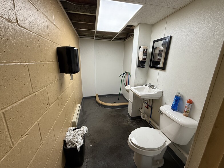 More Photos Of 622 13th St, Franklin Auto Repair For Sale