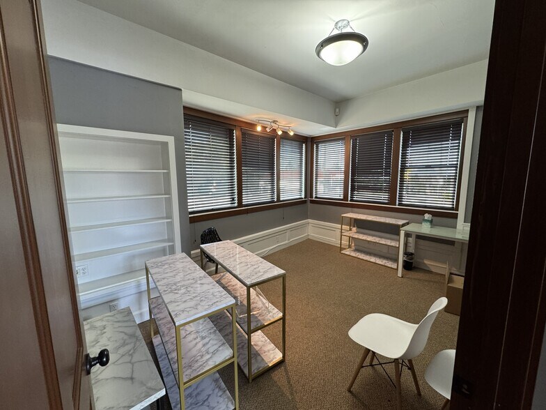 More Photos Of 422 N 4th St, Mount Vernon Office For Lease