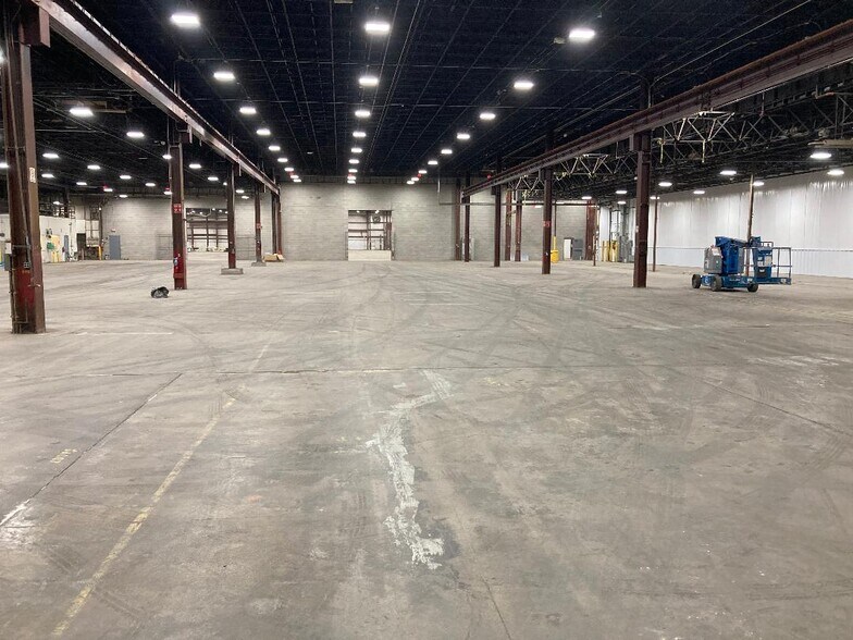 More Photos Of 35660 Clinton St, Wayne Manufacturing For Lease