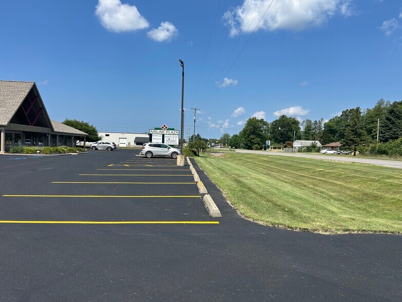More Photos Of 4765 Airline Rd, Muskegon Storefront Retail Office For Lease
