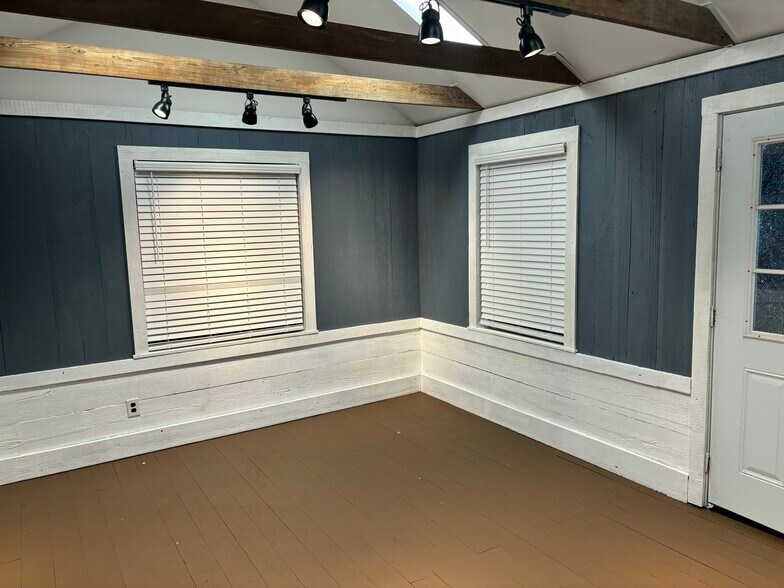 More Photos Of 1600 S Day St, Brenham Medical For Sale