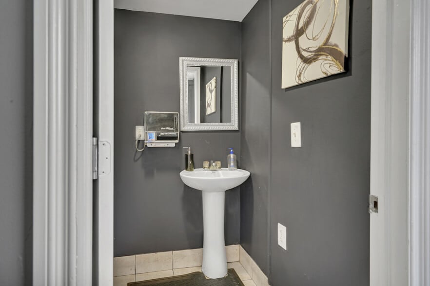 More Photos Of 8146 E 8 Mile Rd, Detroit Auto Dealership For Lease