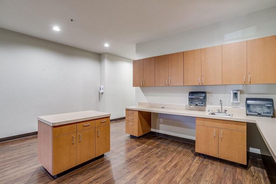 More Photos Of 1200 Crawford Ave, Granbury Medical For Lease