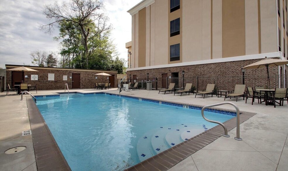 More Photos Of 639 S Canal St, Natchez Hotel For Sale