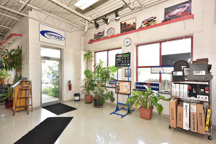 More Photos Of 820 W Sumner St, Hartford Auto Repair For Sale