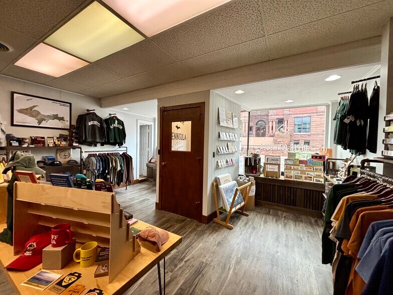More Photos Of 221 W Washington St, Marquette Flex For Sale