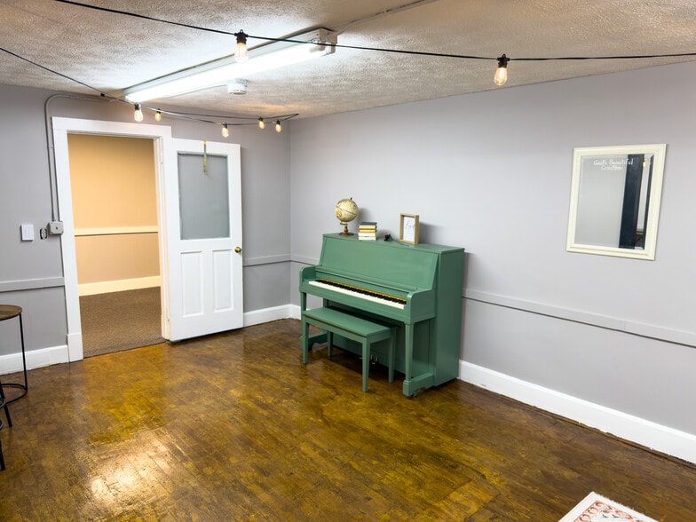 More Photos Of 634 Main St, Forest Park Flex For Sale