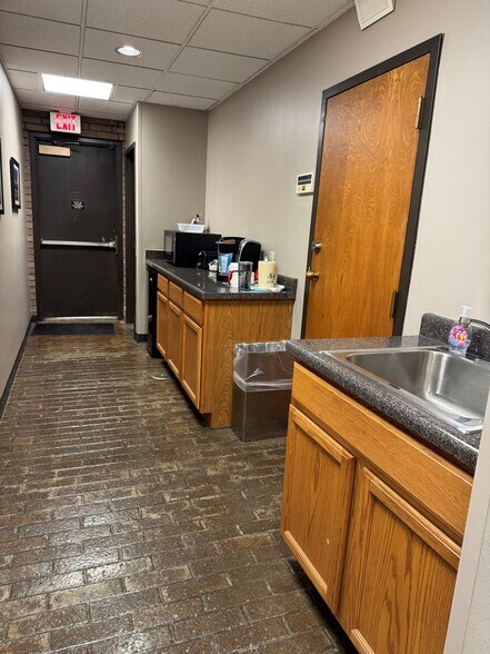 More Photos Of 1703 E Skelly Dr, Tulsa Office For Lease