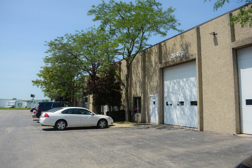 More Photos Of 28913 N Herky Dr, Lake Bluff Warehouse For Lease