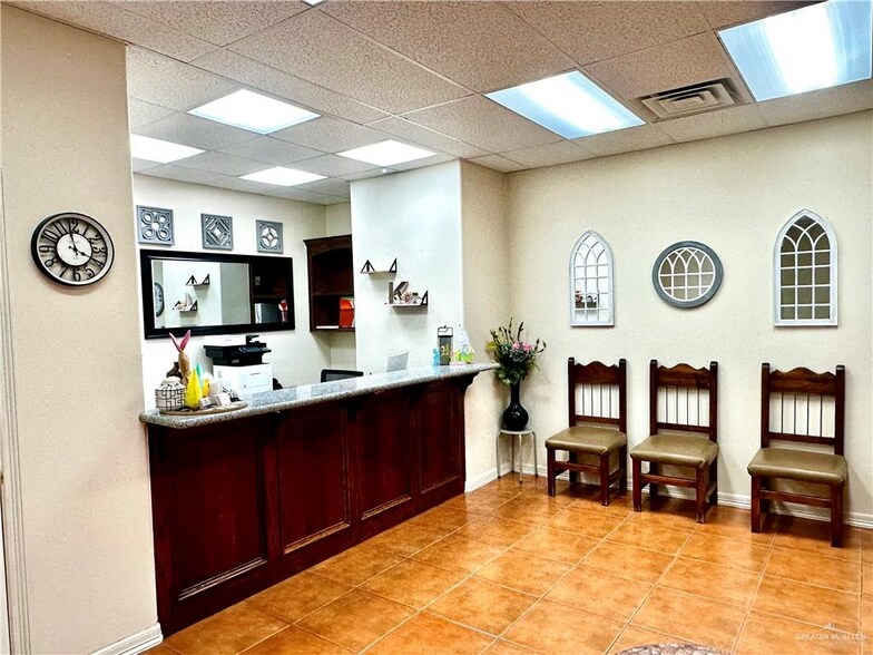 More Photos Of 412 Palmview Commercial Dr, Palmview Office For Sale