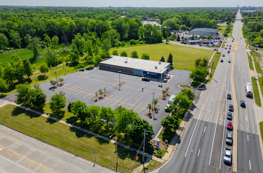 Primary Photo Of 2060 Dixie Hwy, Waterford Supermarket For Lease