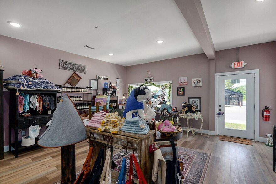 More Photos Of 108 E Mount Vernon St, Nixa Flex For Lease