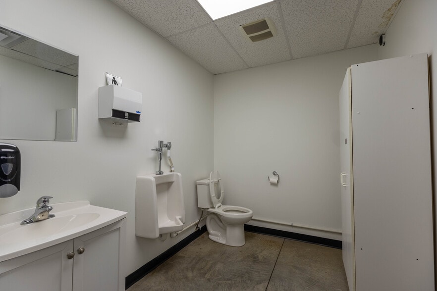 More Photos Of 22867 Fraser Hwy, Langley General Retail For Lease