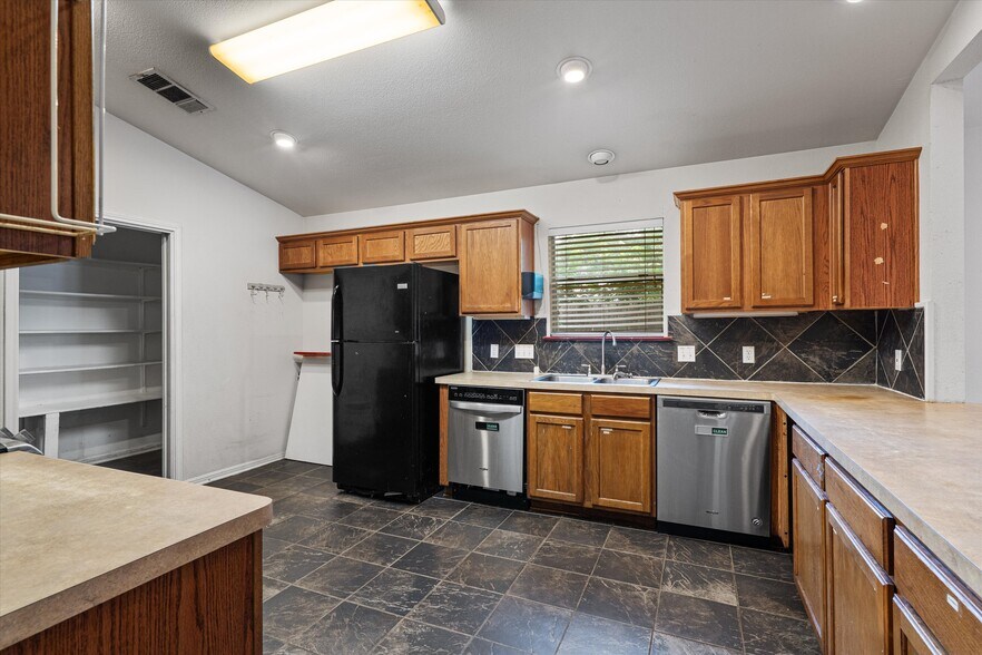 More Photos Of 1213 Justin Ln, Austin Healthcare For Sale