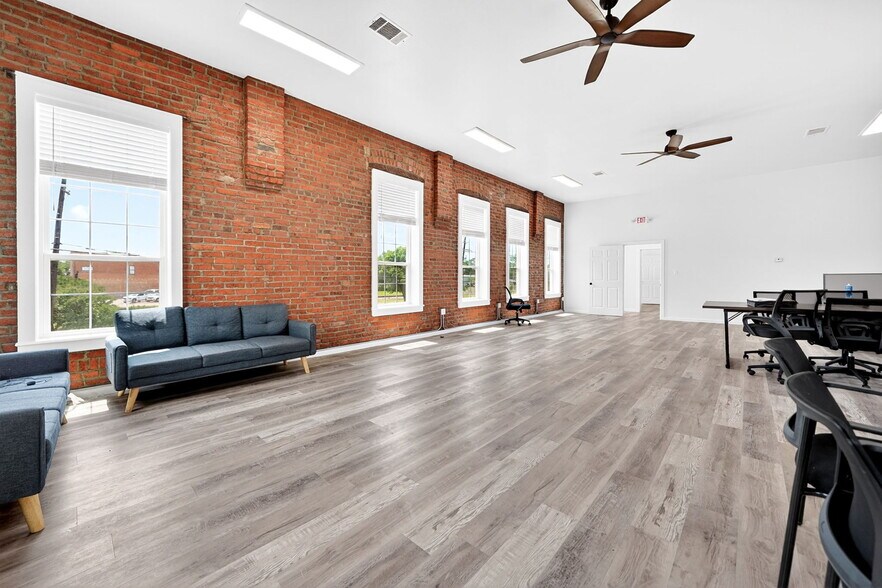 More Photos Of 201 N Bois D Arc St, Forney Storefront For Sale