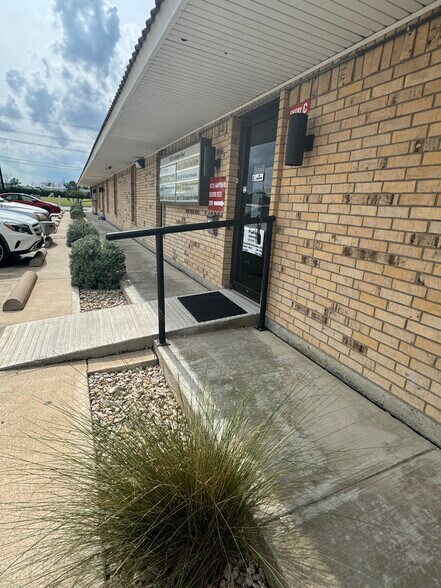 More Photos Of 1472 N Hampton Rd, DeSoto Office For Lease