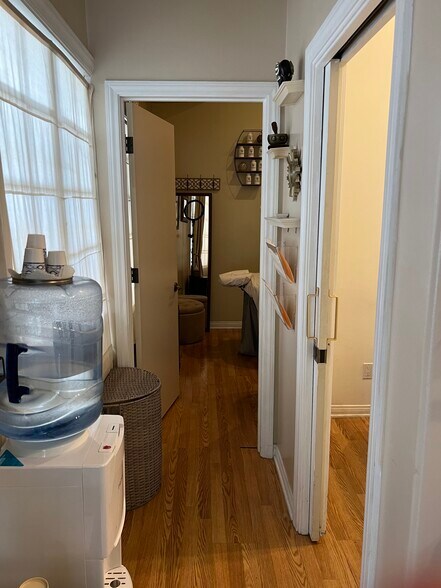 More Photos Of 23410 Civic Center Way, Malibu General Retail For Sale