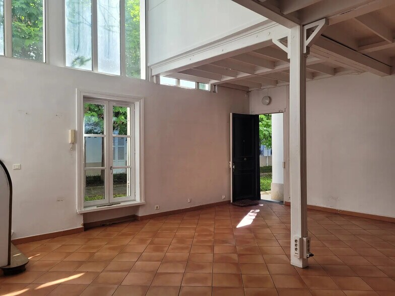 Primary Photo Of 11 Rue Chateaubriand, Paris Office For Sale