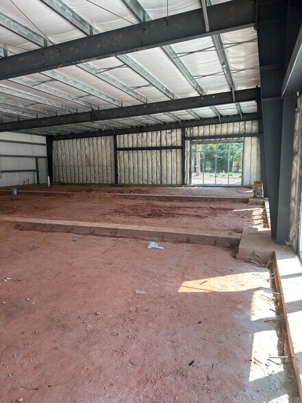 More Photos Of 1108 Highway 1085, Madisonville General Retail For Lease
