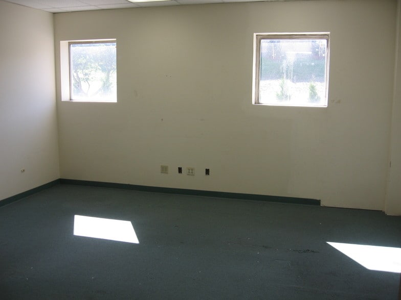 More Photos Of 76 Progress Dr, Stamford Research And Development For Lease