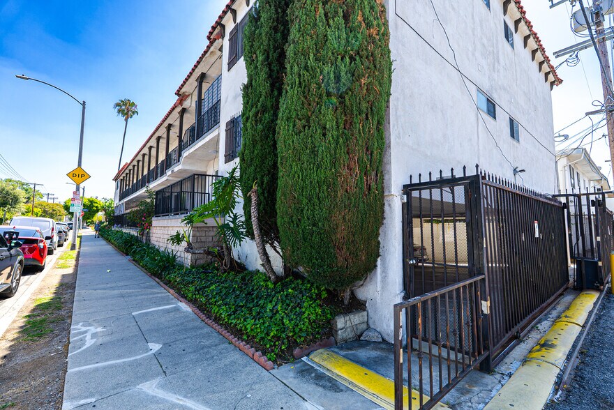 More Photos Of 7050 Waring Ave, Los Angeles Multifamily For Sale