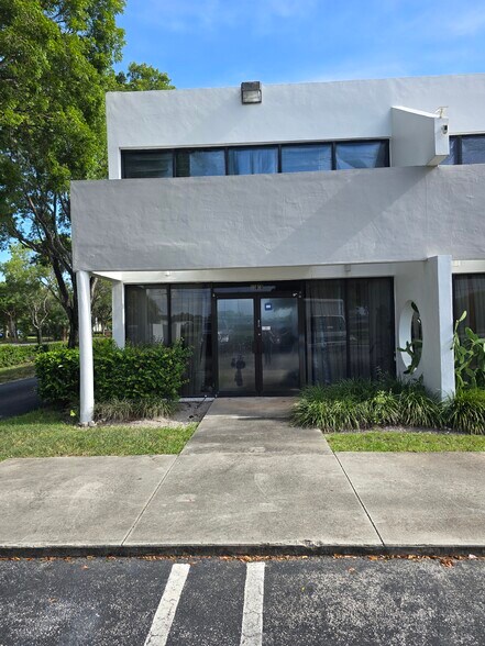 More Photos Of 11917-11929 W Sample Rd, Coral Springs Warehouse For Lease