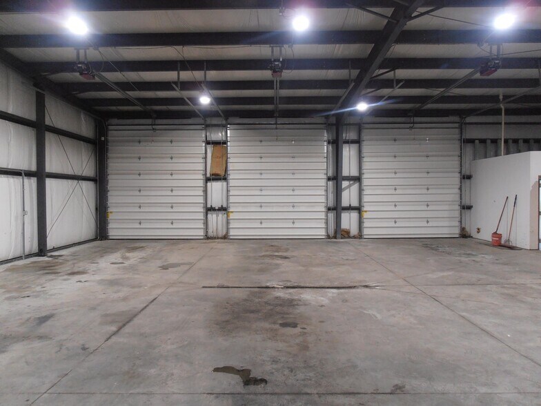 More Photos Of 9930 Express Dr, Highland Warehouse For Lease